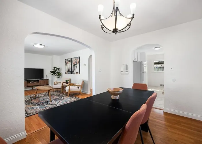 A Pop Of Color - 3bd In The Heights W 3 King Beds Ferienhaus Peoria Heights