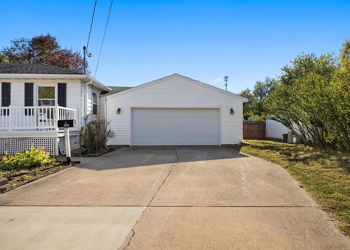 Ferienhaus A Pop Of Color - 3bd In The Heights W 3 King Beds Peoria Heights