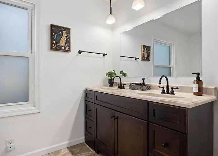 Ferienhaus A Pop Of Color - 3bd In The Heights W 3 King Beds Peoria Heights