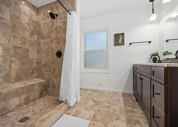 Ferienhaus A Pop Of Color - 3bd In The Heights W 3 King Beds *