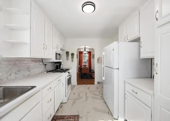 A Pop Of Color - 3bd In The Heights W 3 King Beds
